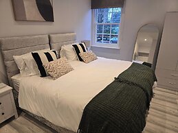 Apartment - Sleeps 6 & Near Station