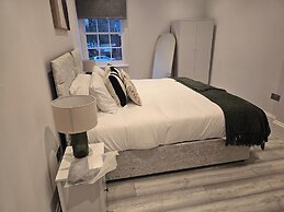 Apartment - Sleeps 6 & Near Station