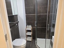Apartment - Sleeps 6 & Near Station