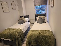 Apartment - Sleeps 6 & Near Station