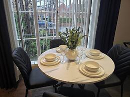 Apartment - Sleeps 6 & Near Station
