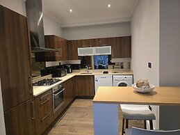 Apartment - Sleeps 6 & Near Station