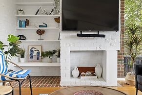Light-filled House Near Beaches and Cafes