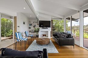Light-filled House Near Beaches and Cafes