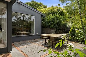 Light-filled House Near Beaches and Cafes