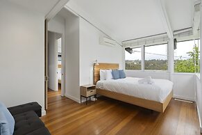 Light-filled House Near Beaches and Cafes