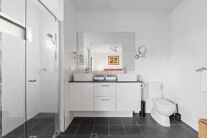 Bright Family Home in Rydalmere With Yard & BBQ
