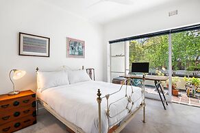 Sunny 1-bed With Parking Near Arts Precinct