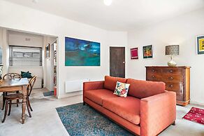 Sunny 1-bed With Parking Near Arts Precinct