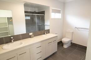 Spacious 4-bed House in Leafy Plainland