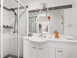 Spacious 2-bed With Private Rooftop & BBQ Access