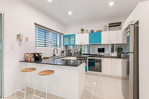 Spacious 2-bed With Private Rooftop & BBQ Access