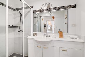 Spacious 2-bed With Private Rooftop & BBQ Access