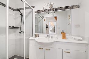 Spacious 2-bed With Private Rooftop & BBQ Access