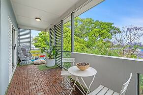 Spacious 2-bed With Private Rooftop & BBQ Access