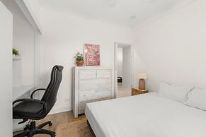 Spacious 2-bed With Private Rooftop & BBQ Access