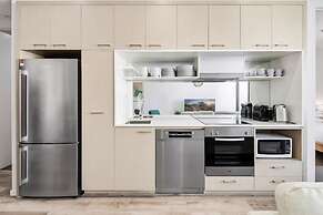 Stylish 2-bed Apartment Near MCG