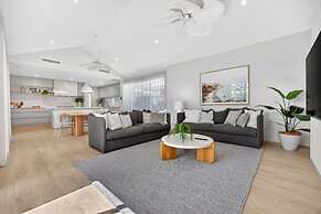 Coastal Luxe 4-bed House in Madora Bay