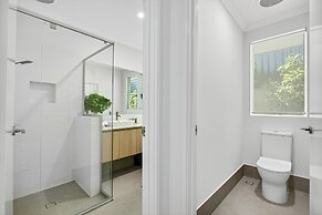Coastal Luxe 4-bed House in Madora Bay