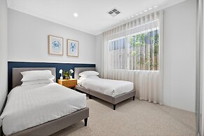 Coastal Luxe 4-bed House in Madora Bay