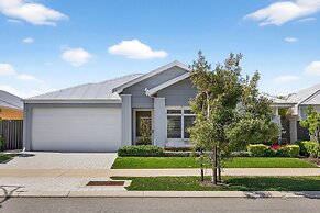 Coastal Luxe 4-bed House in Madora Bay