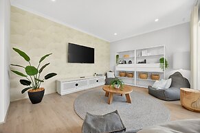 Coastal Luxe 4-bed House in Madora Bay