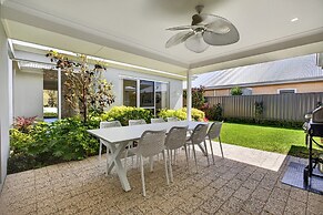 Coastal Luxe 4-bed House in Madora Bay