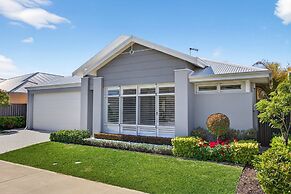 Coastal Luxe 4-bed House in Madora Bay