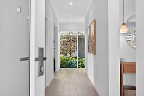Coastal Luxe 4-bed House in Madora Bay