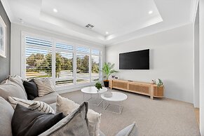 Coastal Luxe 4-bed House in Madora Bay
