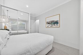 Coastal Luxe 4-bed House in Madora Bay