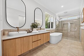 Coastal Luxe 4-bed House in Madora Bay