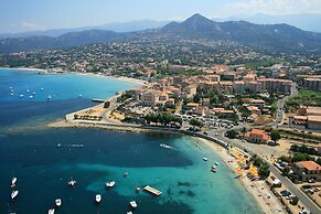 Chic Romantic Getaway in L'ile Rousse