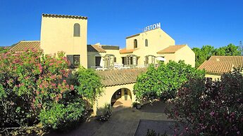 Chic Romantic Getaway in L'ile Rousse