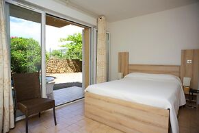Chic Romantic Getaway in L'ile Rousse