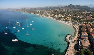 Chic Romantic Getaway in L'ile Rousse