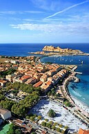 Chic Romantic Getaway in L'ile Rousse