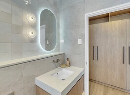 Modern 4-bed Townhouse With Water Views