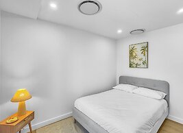 Modern 4-bed Townhouse With Water Views