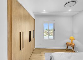 Modern 4-bed Townhouse With Water Views