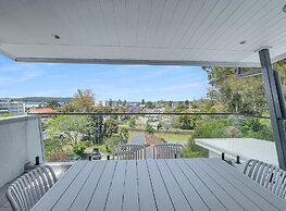 Modern 4-bed Townhouse With Water Views