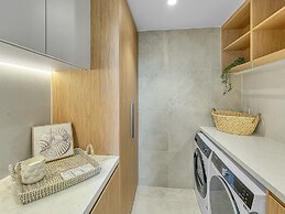 Modern 4-bed Townhouse With Water Views
