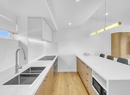 Modern 4-bed Townhouse With Water Views