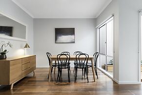 Elegant 3-bed Townhouse in Leafy Kensington