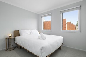 Elegant 3-bed Townhouse in Leafy Kensington