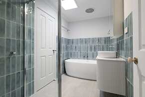 Elegant 3-bed Townhouse in Leafy Kensington