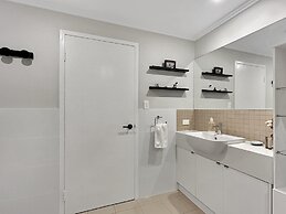 Peaceful 1-bed Unit in Leafy Yokine