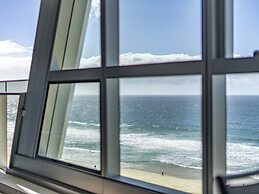 Luxury Beachfront 1-bed Apartment With Pool & Gym