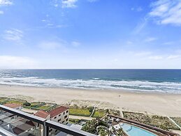 Luxury Beachfront 1-bed Apartment With Pool & Gym