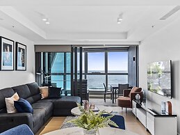 Luxury Beachfront 1-bed Apartment With Pool & Gym